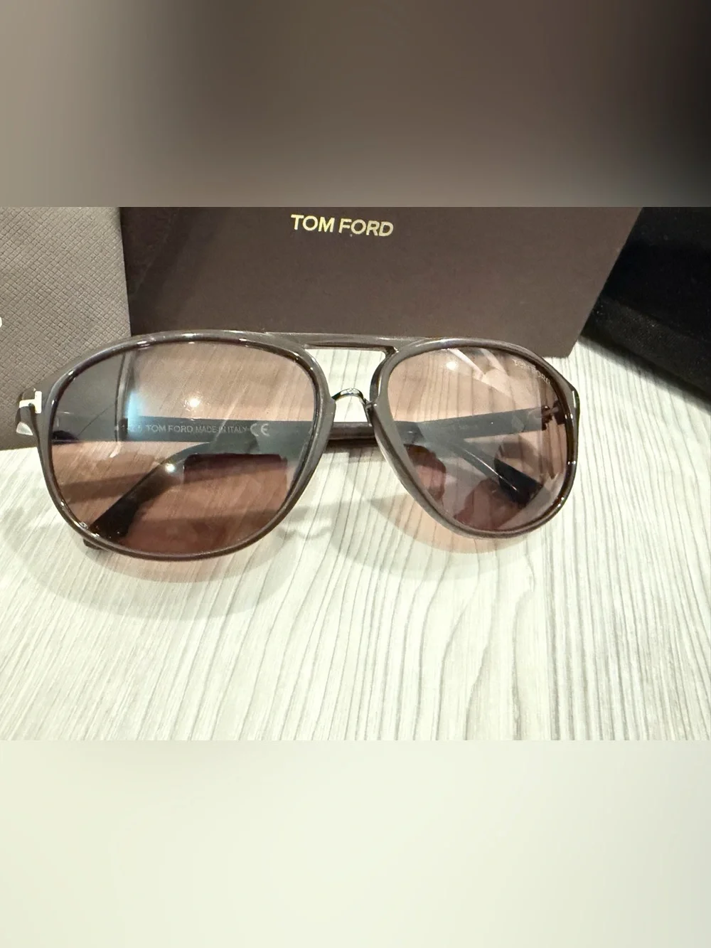 Tom Ford Brown Aviator Sunglasses with Case and Authenticity Card. GUC